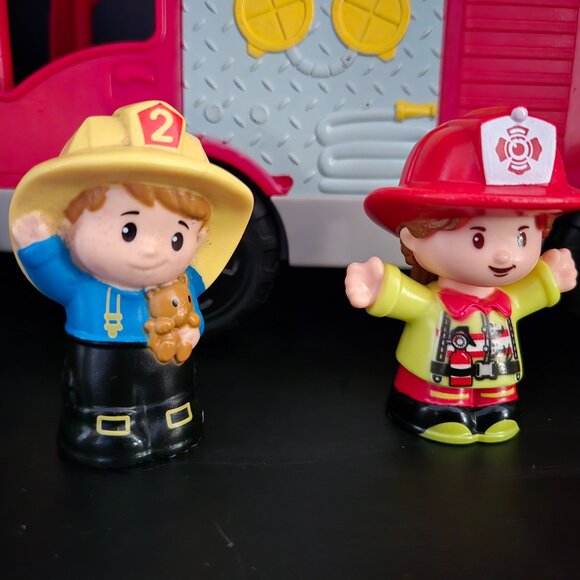 Little People Fisher Price Fire Truck + 3 Little People - Picture 3 of 7